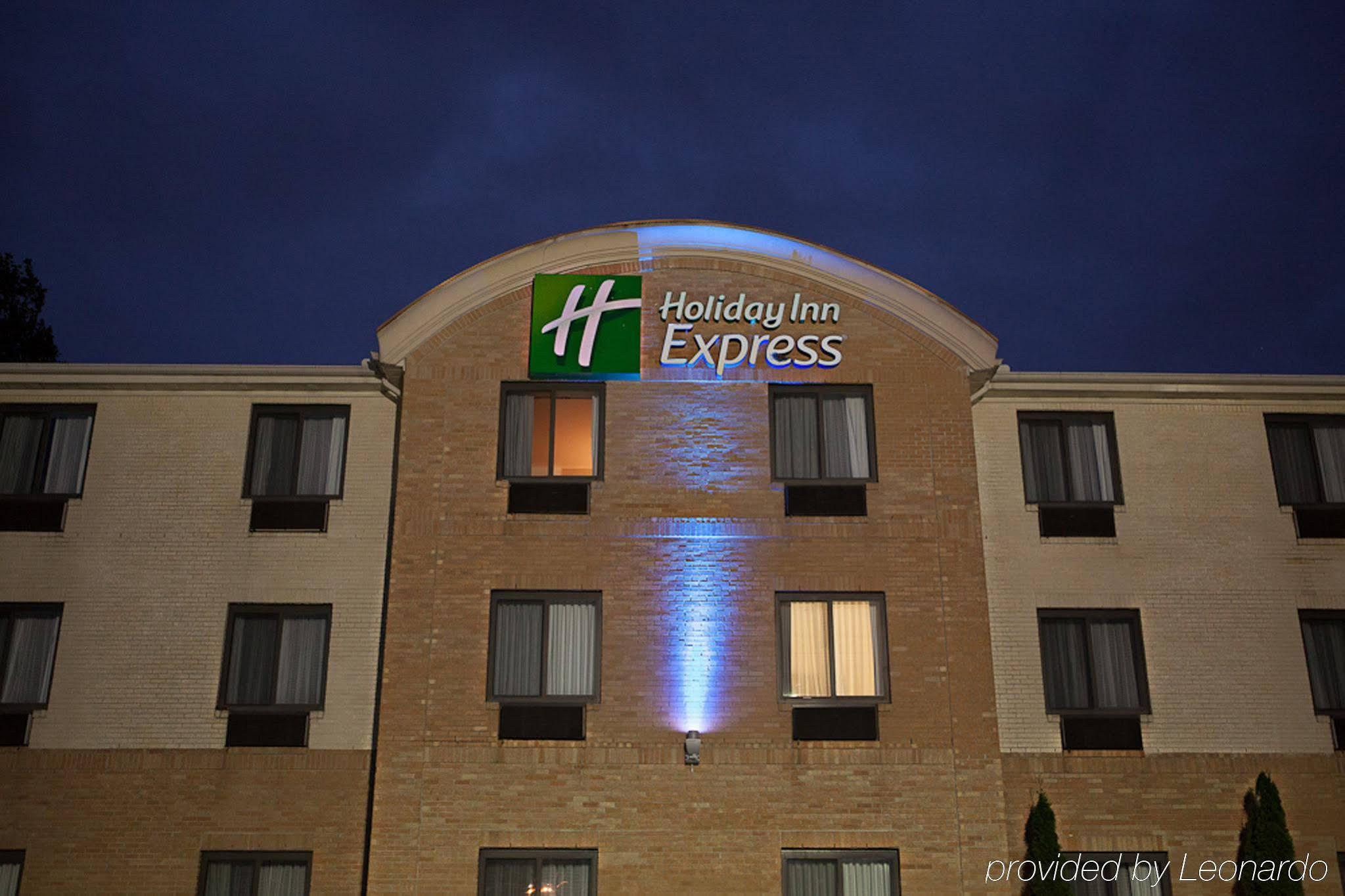 Holiday Inn Express Hotel & Suites Canton By Ihg Exterior photo